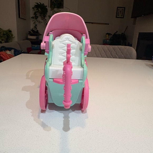 Fisher-Price Little People Princess Carriage – Pink & Teal - Picture 6 of 8